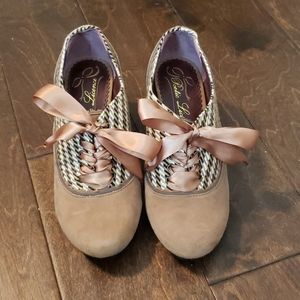 Black/tan check tie up shoes